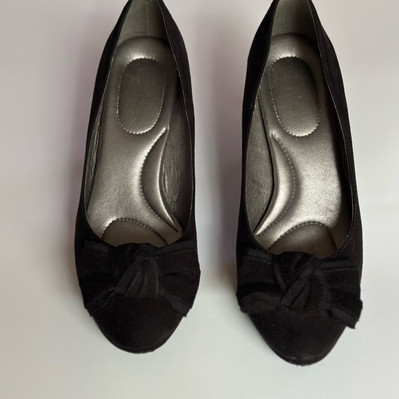 Kelly & Kathie Black Bow-Tie Suede Heels - Picture 4 of 11